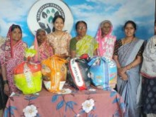 Distributed By donor 𝐌𝐬. 𝐀𝐧𝐤𝐢𝐭𝐚 𝐁𝐚𝐝𝐫𝐞, Pune & 𝐃𝐫. 𝐒𝐮𝐫𝐞𝐤𝐡𝐚 𝐏𝐨𝐭𝐞 and 𝐒𝐦𝐭. 𝐑𝐞𝐤𝐡𝐚 𝐁𝐚𝐦𝐚𝐧𝐞 were present for the event.